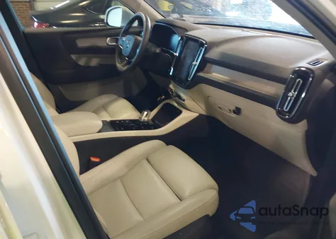 2020 Volvo Xc40 T4 Inscription z USA, uszkodzony, nr VIN YV4AC2HL9L2287186